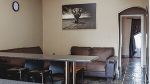 Deluxe House | Living area | Flat-screen TV - Casa Leitao Lodge (Phalaborwa)
