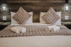 Suite Premier, 1 habitación | Ropa de cama de alta calidad, edredón y escritorio