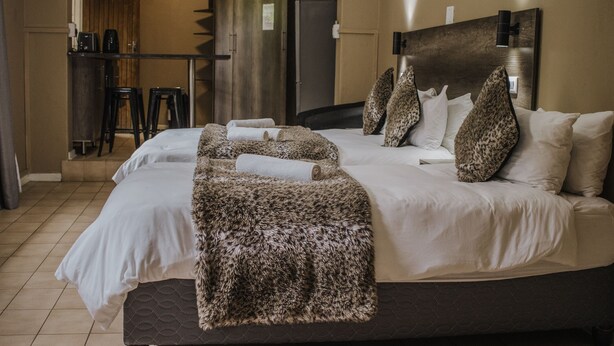 Deluxe Room | Premium bedding, down duvets, desk, laptop workspace - Casa Leitao Lodge (Phalaborwa)
