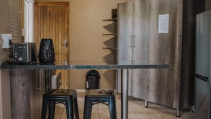 Deluxe Room | Living area | Flat-screen TV - Casa Leitao Lodge (Phalaborwa)