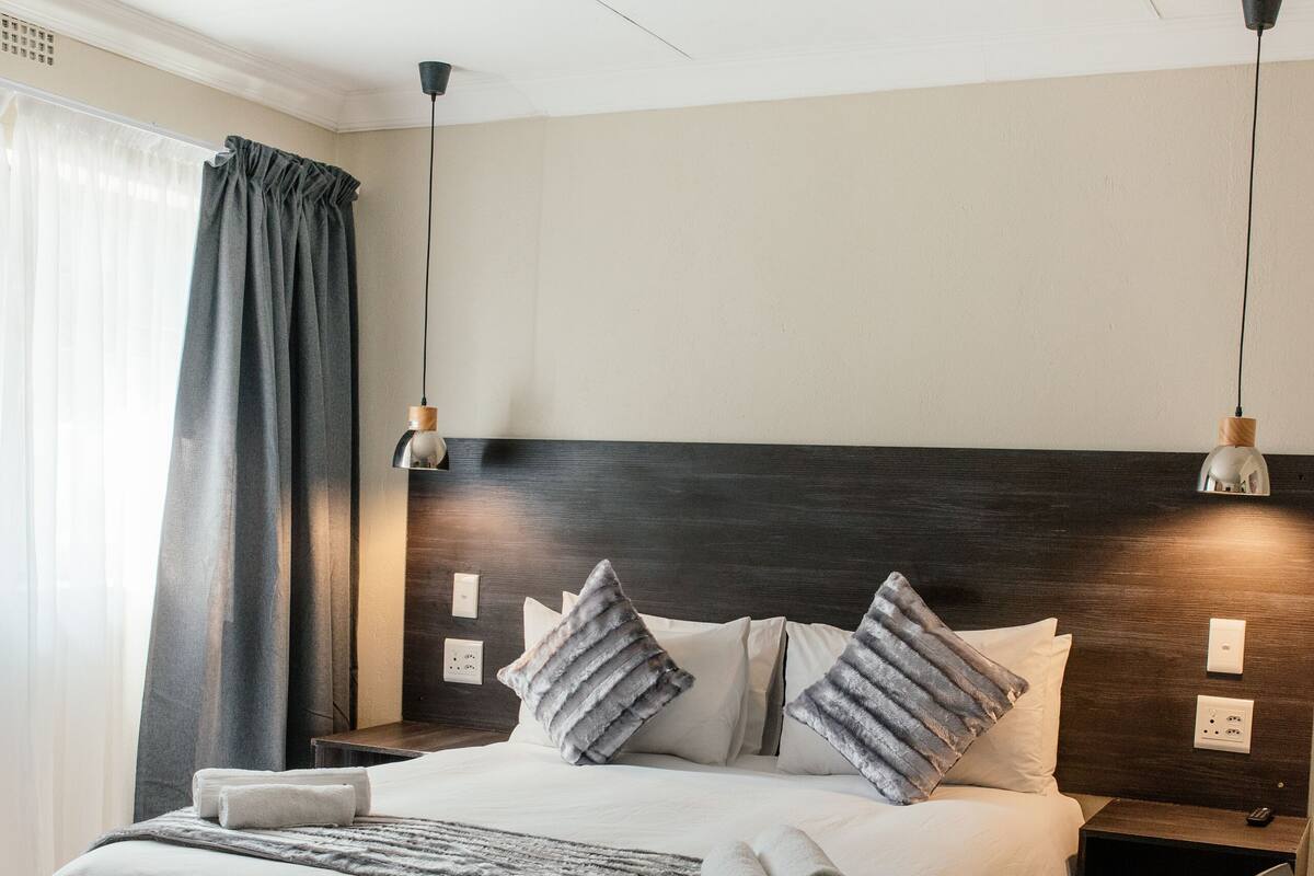 Superior suite, 1 slaapkamer | Luxe beddengoed, donzen dekbedden, individueel gemeubileerd, een bureau