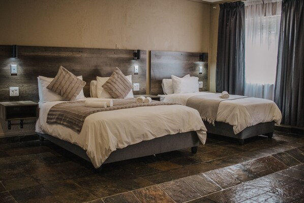 Suite Premier, 1 habitación | Ropa de cama de alta calidad, edredón y escritorio