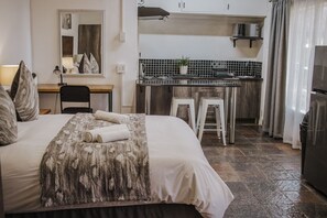 Suíte estúdio superluxo, 1 quarto | Roupas de cama premium, edredons de pluma, individualmente mobiliados