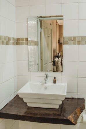 Habitación básica doble | Baño | Toallas, jabón, papel de baño