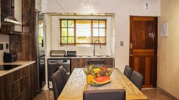 Luxe chalet, 3 slaapkamers | Privékeuken | Een koelkast met diepvriezer, een microgolfoven, een oven, een kookplaat
