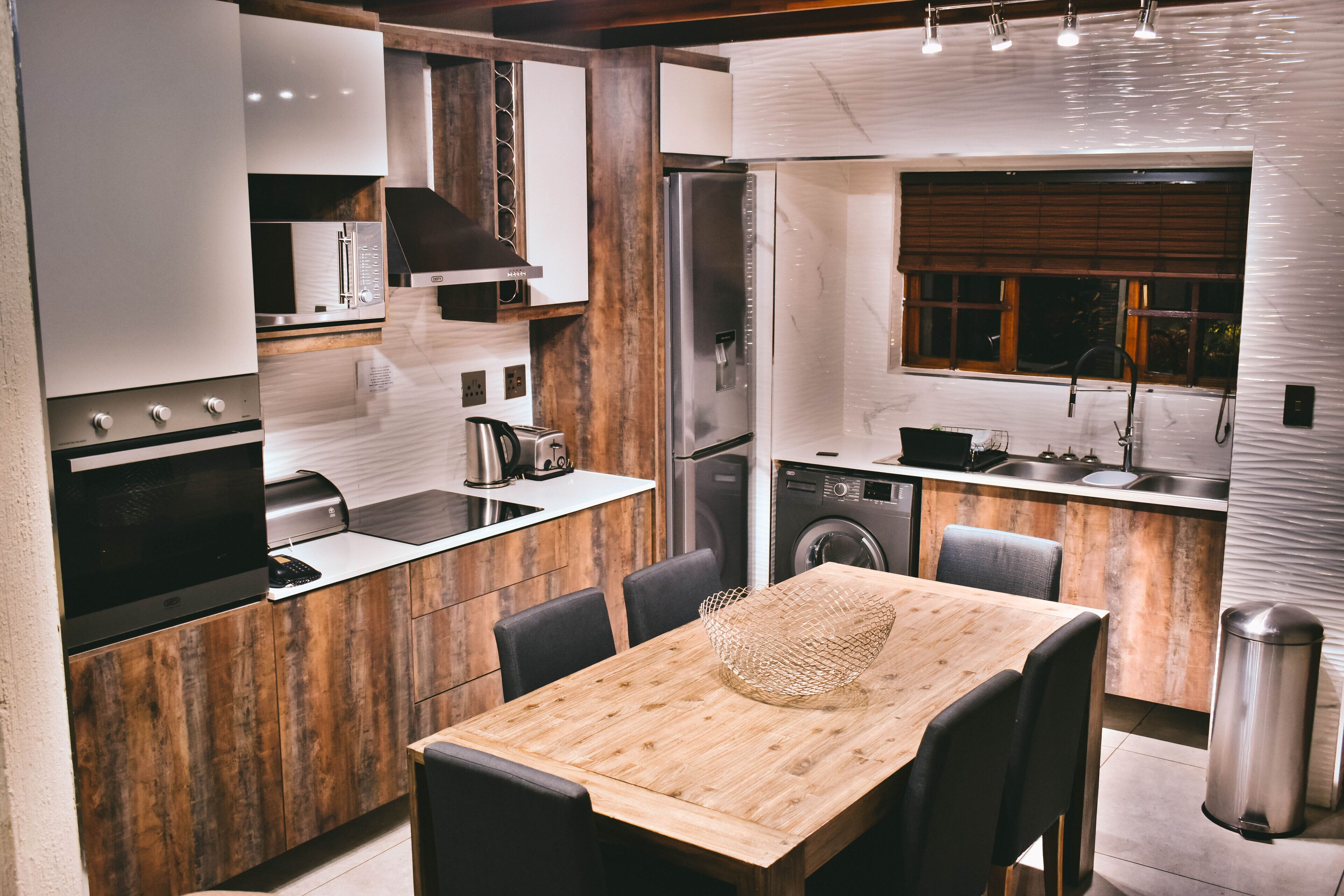 Full-sized fridge, microwave, oven, stovetop