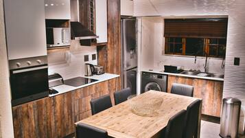 Full-sized fridge, microwave, oven, stovetop