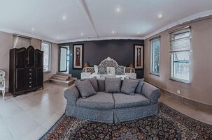 Suite ejecutiva, 1 habitación | Colchones con acolchado adicional y decoración individual