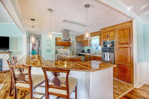 Fridge, microwave, oven, stovetop - Beach House with a Lake View (Surfside Beach)