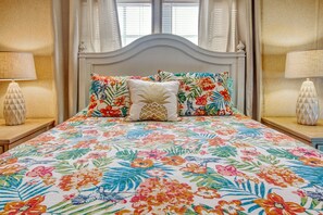 2 bedrooms, iron/ironing board, free WiFi, bed sheets - Beach House with a Lake View (Surfside Beach)