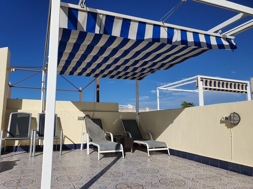 Tranquil 2 Bedroom Duplex Apartment overlooking Lakes