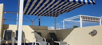 Tranquil 2 Bedroom Duplex Apartment overlooking Lakes