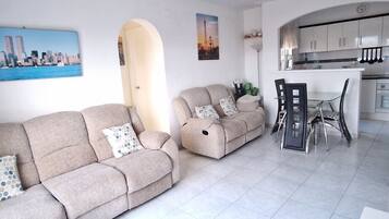 Een televisie, een dvd-speler, boeken en een muziekbibliotheek