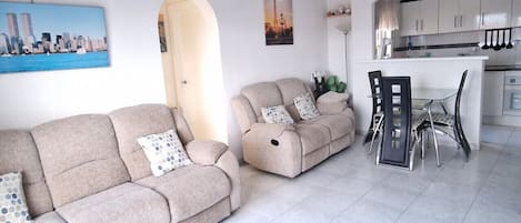 Una televisión, un reproductor de DVD, libros, una biblioteca de música