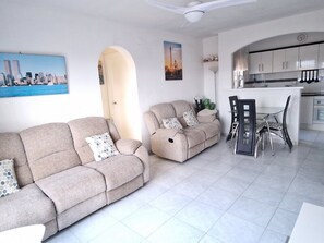 TV, DVD-spiller, bøker og musikkbibliotek