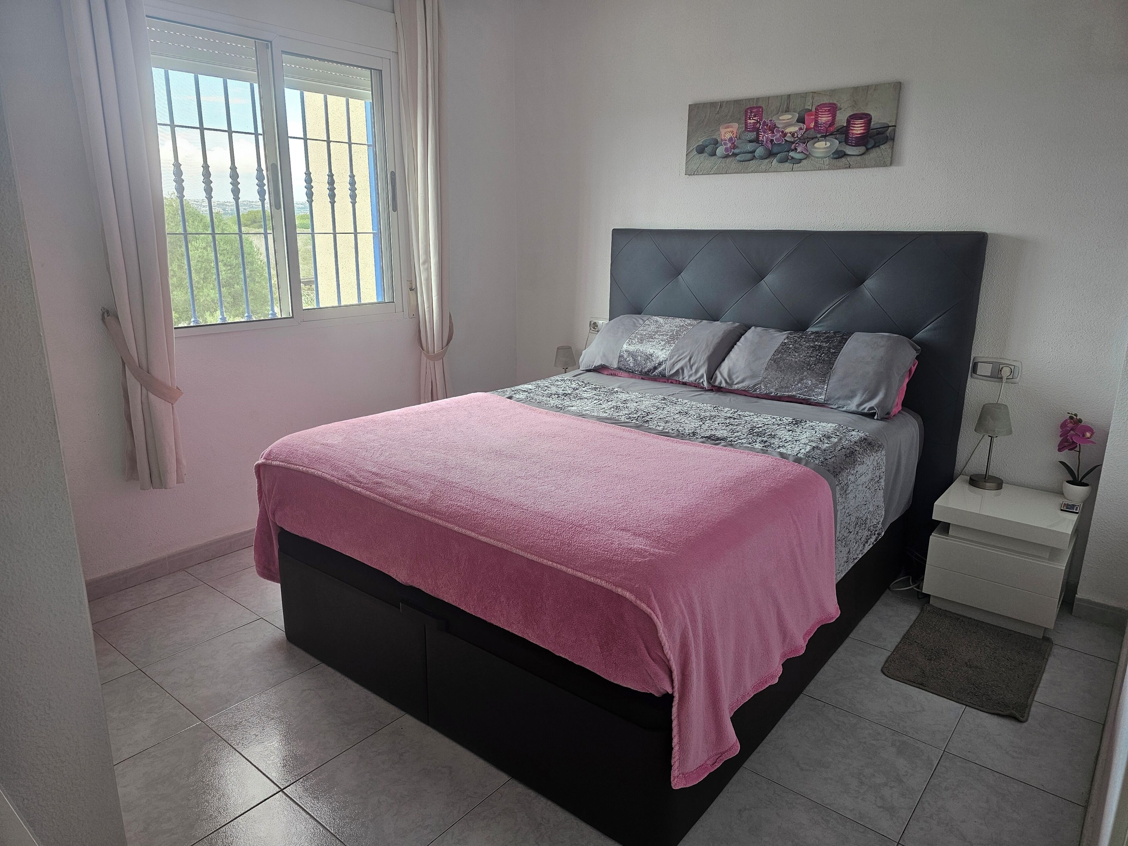 2 slaapkamers, een kluis op de kamer, een strijkplank/strijkijzer, wifi