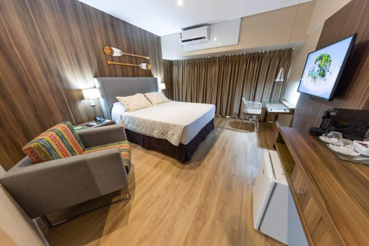 Minibar, desk, WiFi (free), bed sheets