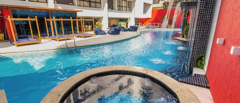 Piscina con cascada