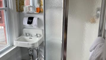 Een douche, een haardroger, handdoeken, zeep