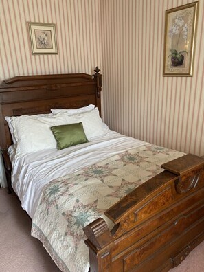 1 slaapkamer, een strijkplank/strijkijzer, wifi, beddengoed