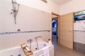 Duschwanne, Whirlpool, Haartrockner, Bidet
