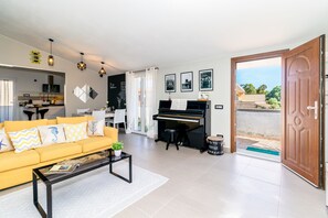Smart TV y chimenea 