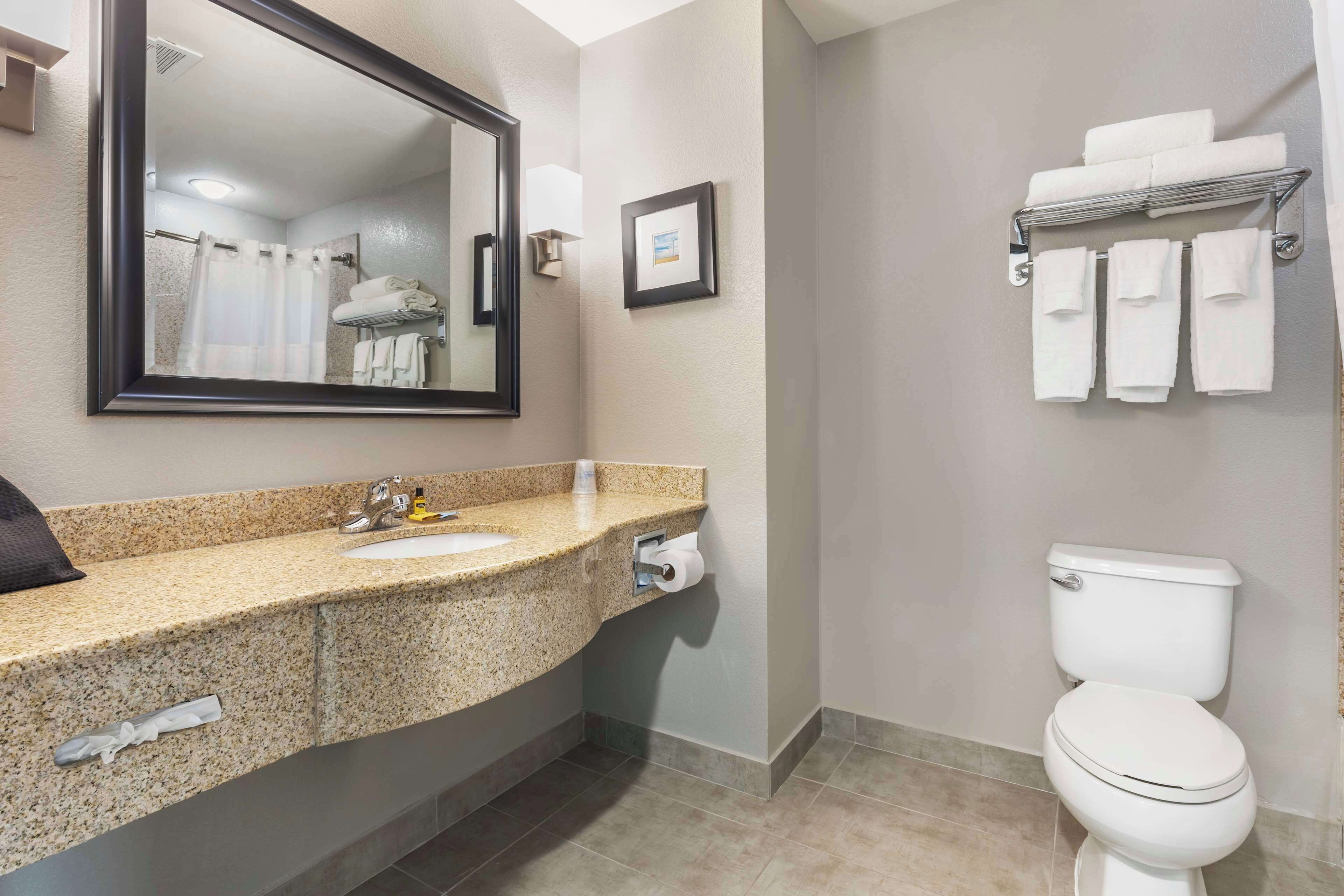 combined shower/bathtub, rainfall showerhead, free toiletries