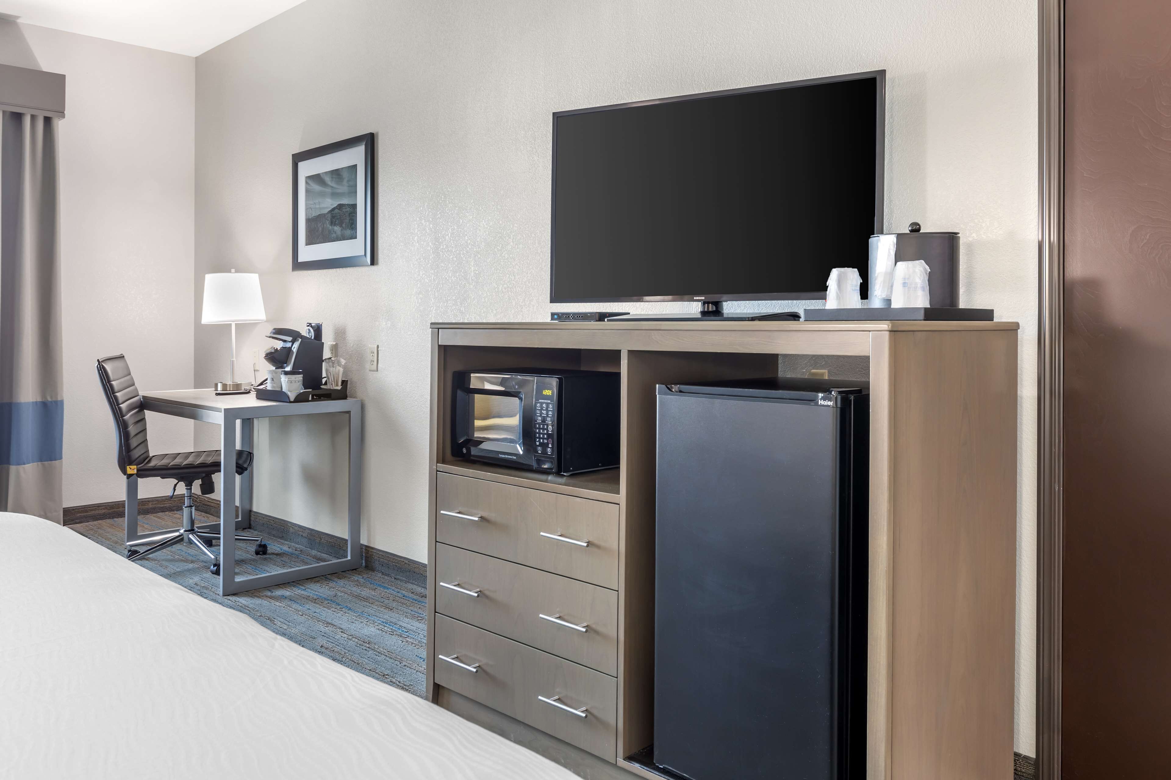 standard room, 1 king bed, accessible, refrigerator & microwave (walk-in shower) | desk, laptop workspace, soundproofing, iron/ironing board