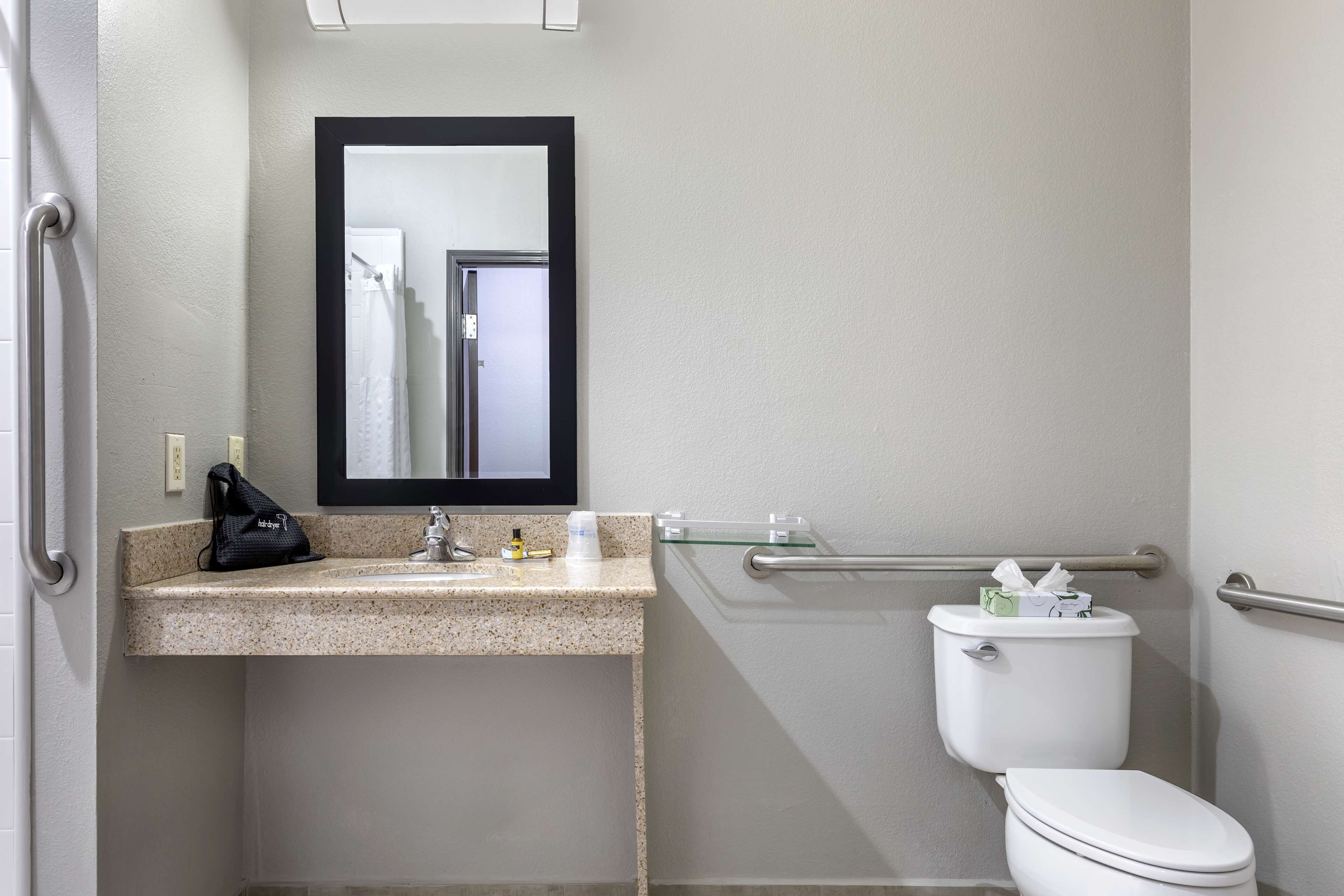 combined shower/bathtub, rainfall showerhead, free toiletries