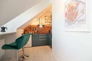 Comfort Studio Suite | Private kitchen | Fridge, microwave, oven, stovetop