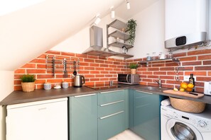 Comfort Studio Suite | Private kitchen | Fridge, microwave, oven, stovetop