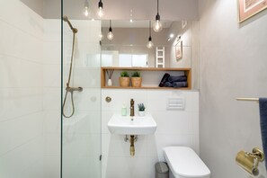 Studio Suite Comfort | Kamar mandi | Shower, pengering rambut,  dan handuk