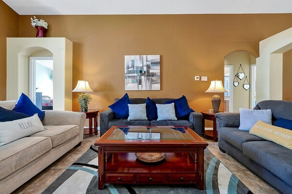 Fernseher, DVD-Player, Tischfußball