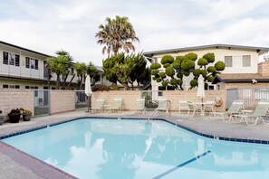 Utendørsbasseng og et oppvarmet basseng