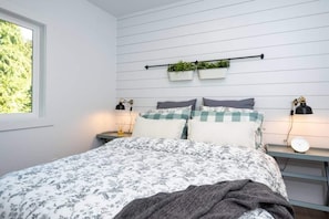 1 bedroom, iron/ironing board, free WiFi, bed sheets - Clean & Private Escape! Tiny home style (Camas)