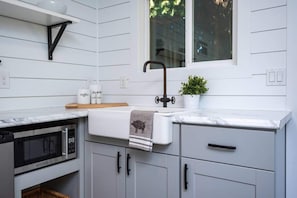Réfrigérateur, four à micro-ondes, cafetière-théière, grille-pain