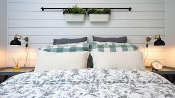 Iron/ironing board, free WiFi, bed sheets