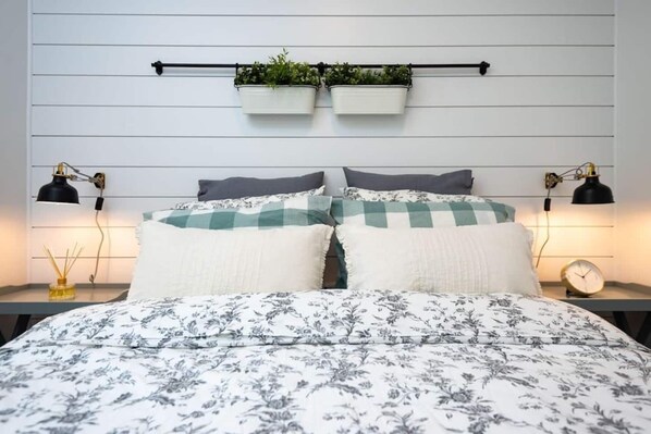 1 bedroom, iron/ironing board, free WiFi, bed sheets - Clean & Private Escape! Tiny home style (Camas)