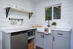 Fridge, microwave, coffee/tea maker, toaster - Clean & Private Escape! Tiny home style (Camas)