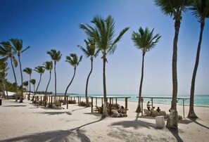 On the beach - Relax Beach condo w/ private pool and beach! (Punta Cana)