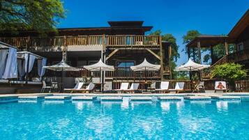 สระว่ายน้ำกลางแจ้ง, เก้าอี้อาบแดดริมสระ