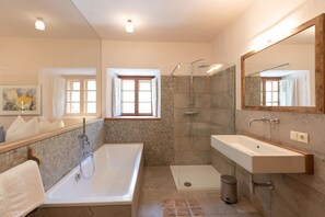 Badewanne, Haartrockner, Handtücher, Seife