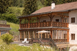 المنشأة من الخارج