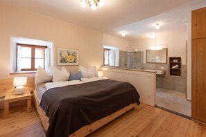 2 slaapkamers, een bureau, een strijkplank/strijkijzer, reisbedje