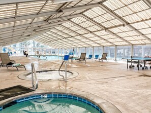 Piscine intérieure, piscine extérieure