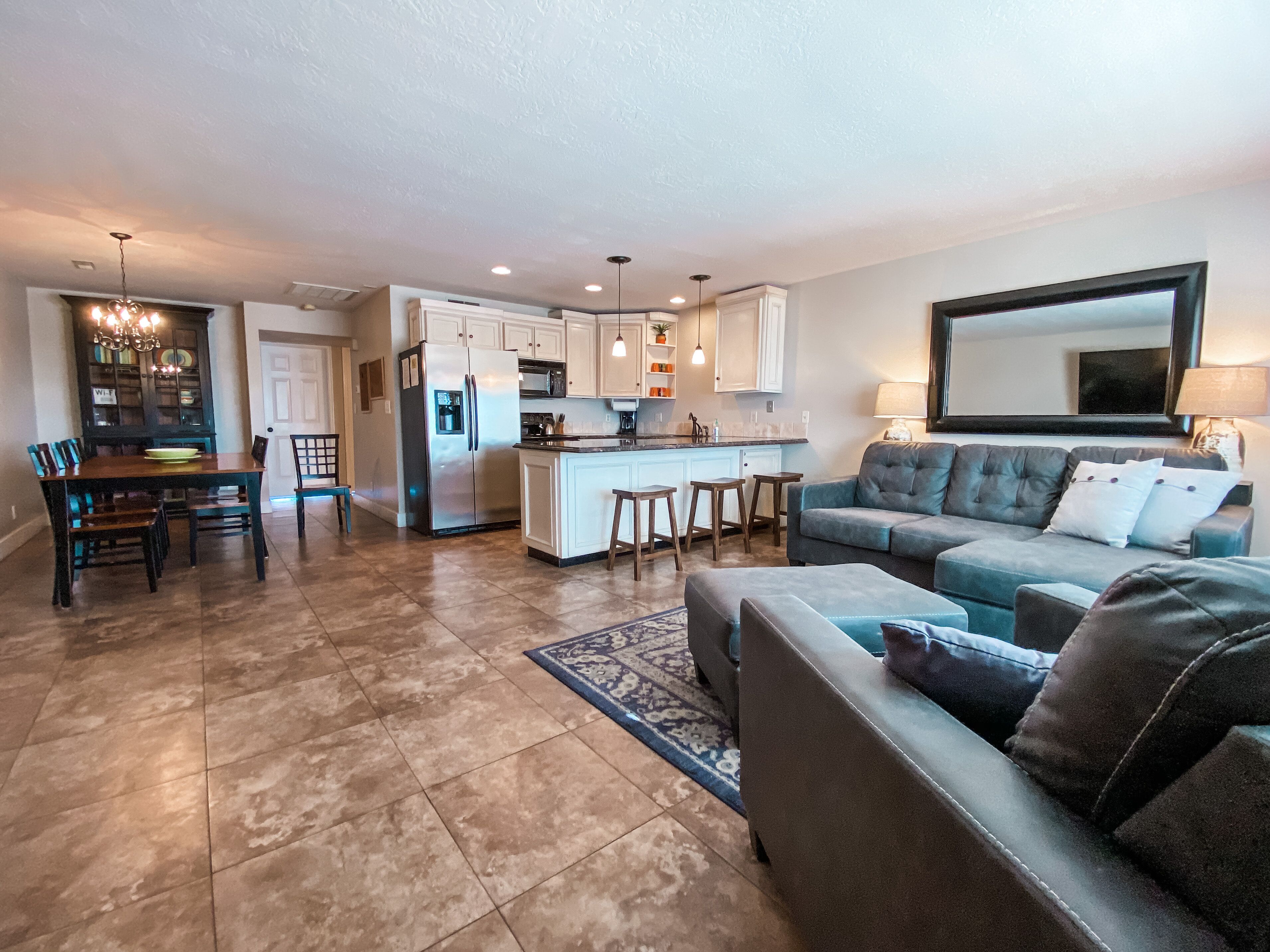 Smart TV, reproductor de DVD, futbolito y libros 