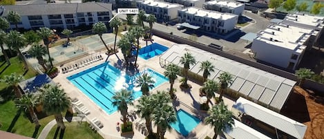 Una piscina cubierta, una piscina al aire libre