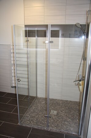Douche, séchoir à cheveux, serviettes fournies, savon