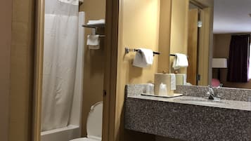 Standard Single Room, Non Smoking | Bathroom | Combined shower/tub, towels