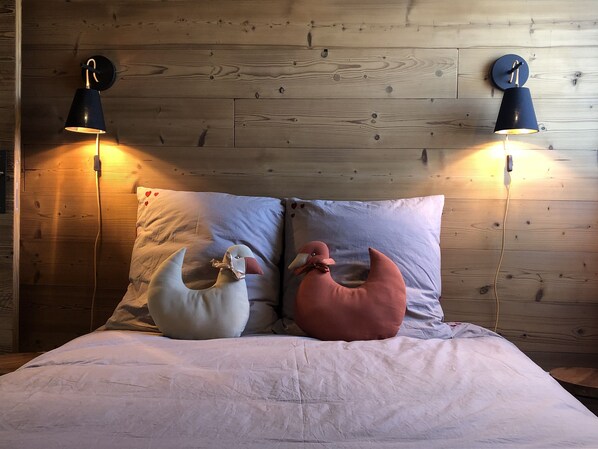 3 dormitorios, tabla de planchar con plancha, cuna de viaje